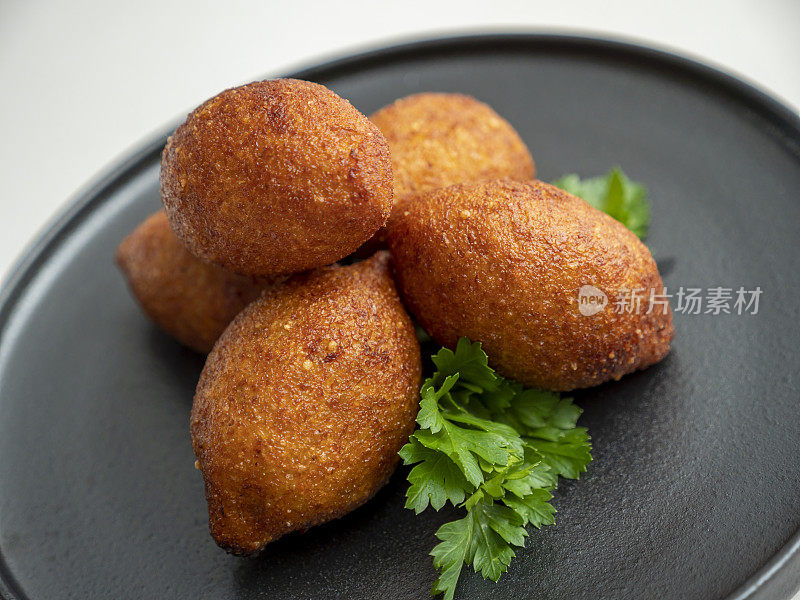 Kibbeh，填充肉丸，Kibbeh美味的中东食物，icli kofte